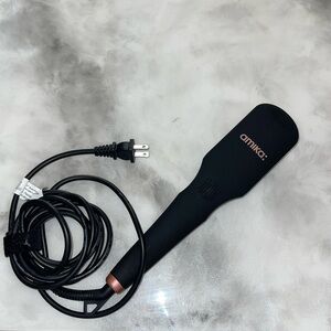 Amika straightener hot tool